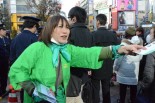 「細川護煕は命をかけて原発を止めます」。福島から東京に避難している女性は細川陣営の選挙ボランティアだ。彼女は声をからして訴え続けた。＝7日午後、渋谷ハチ公前　写真：筆者＝