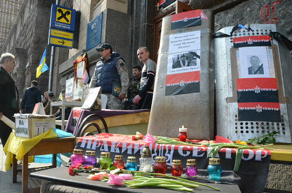 ライトセクターの事務所前には、治安警察に射殺されたサチコを惜しんで祭壇がしつらえられた。＝27日、キエフ　写真：筆者＝