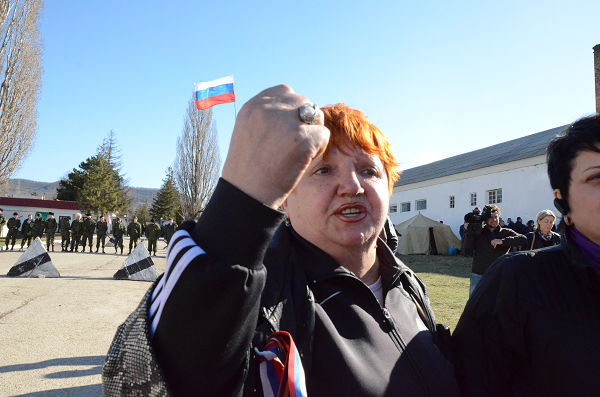 「キエフ政府とクリミア政府は軍をどっちに帰属させるのかを話し合うべきだ」。夫、息子、孫が基地の中にいる女性たちは激昂しながらまくしたてた。＝ピレバルノイヤ基地前　写真：筆者＝