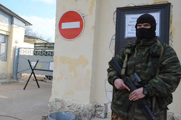 ウクライナ軍ミサイル基地ゲート。ロシア軍ではなくウクライナ兵が警備に立っていた。　＝14日午後、セバストポリ　写真：筆者＝