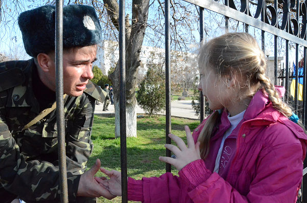 「学校の勉強は順調に進んでいるかい…」。ウクライナ兵士は娘（小学3年）に語りかけた。＝5日、ベルベク空軍基地　写真：筆者＝