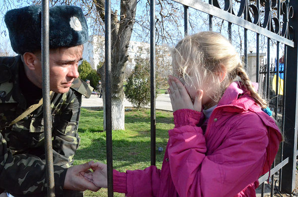 父親の今後を本能的に察知したのか。娘は泣きだした。＝4日、ベルベク空軍基地　写真：筆者＝