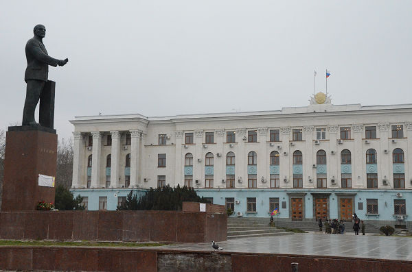 クリミア自治州政府庁舎の屋上には早くもロシア国旗がはためく。左はレーニン像。＝11日、シンフェロポル　写真：筆者＝
