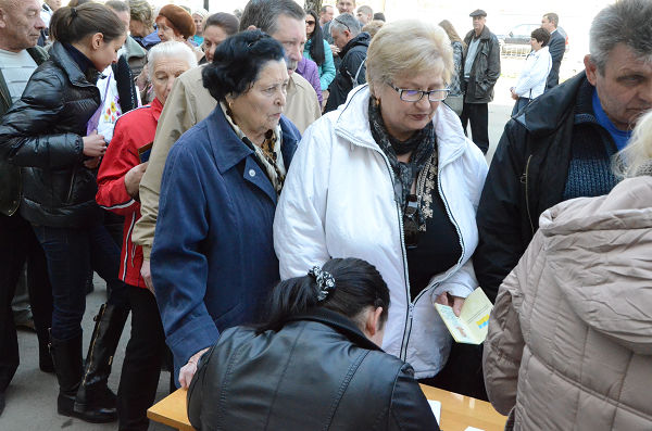 ウクライナのパスポートを手に登録を待つクリミア市民。＝写真：筆者＝