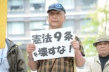 「解釈改憲で憲法9条を壊すな」。市民レベルの反対運動も高まりを見せてきた。　　　　　　　＝17日正午頃、国会周辺　写真：山本宏樹＝　