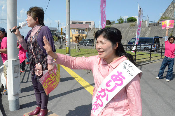 原発いらない福島の女たちの佐々木慶子さん（左奥）は「鹿児島から日本を変えましょう」と訴えた。＝25日午後、鹿児島市内　写真：筆者＝