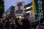 「ABE IS OVER」のプラカードを持つ女性は「安倍政権になって起きていることは夢のようだ。現実とは思えない」。＝写真：筆者＝