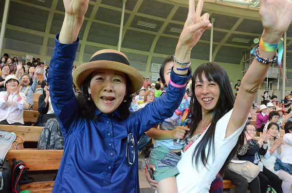 アップテンポにアレンジした民謡に乗って踊り出す女性たち。＝上野公園水上音楽堂　写真：筆者＝