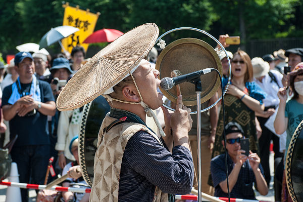 和太鼓、鉦のお囃子に乗り「再稼働反対」を激しくシャウトするミュージシャン。＝1日午後、国会正門前　写真：島崎ろでぃ＝