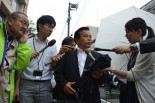 会合に向かう地方議員たちは鎮痛な面持ちだった。＝28日、公明党本部前　写真：山田旬＝