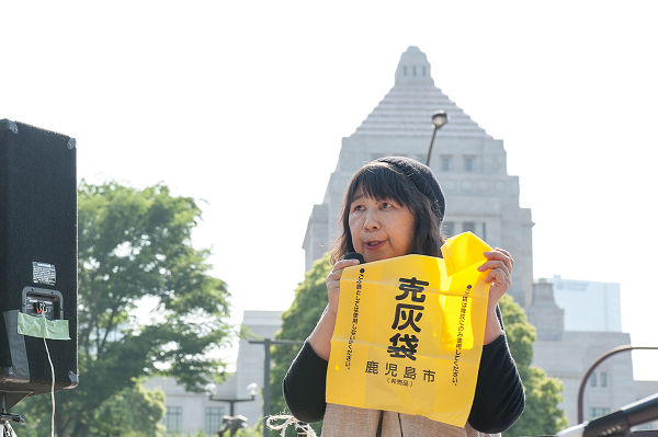 「かごしま反原発連合有志」の小川みさ子さんは、桜島の火山灰を入れる袋を持参した。＝写真：島崎ろでぃ＝