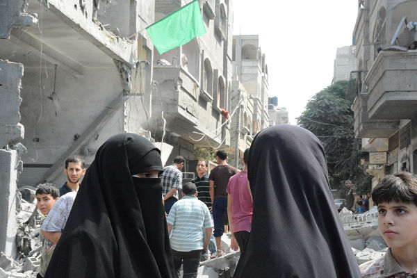 半壊したモスクには緑の旗が掛かっていた。ハマスカラーだ。ミサイルは画面から右隣のビルに命中した。＝24日、ジャバーリア　写真：筆者＝