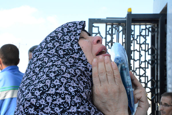 泣き叫ぶエジプト人女性。彼女はパレスチナ国籍を持つ2人の子供と共にガザを訪問していた。子供はエジプトへの帰国を許されなかった。=19日、ラファ国境検問所　写真：筆者=