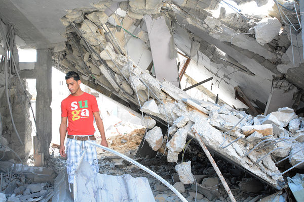 妊娠9か月のシャイマさんが住んでいた家屋は爆撃で全壊していた。隣に住む男性（写真）が彼女を瓦礫から引き出した。＝26日、デルバラ市　写真：筆者＝