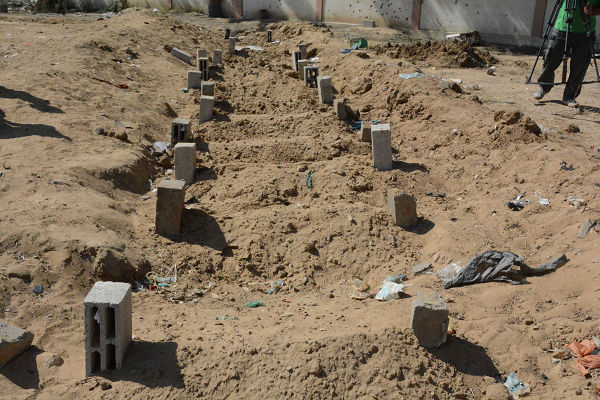 ガレキの下に埋もれなかった13人は遺体が収容され、質素に埋葬された。＝14日、アル・シジャーイヤ地区　写真：筆者＝