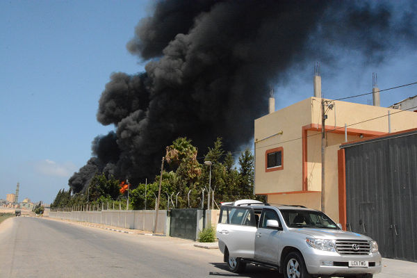 イスラエル軍に爆撃され炎上する発電所。＝29日、ヌーサイラート市　写真：筆者＝