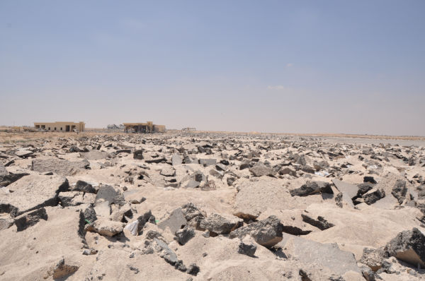 ガザ国際空港。2008～2009年の空爆で粉々に破壊された滑走路。同じ形、同じサイズの菱形が海のように広がっている。=2010年、ラファ　写真：筆者=