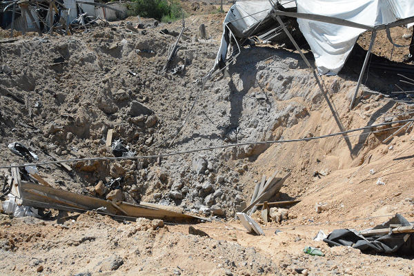『アフター』今年7月15日。最盛期には1,800本もあったトンネルは、空爆で破壊されていた。＝ラファ・エジプト国境　写真：筆者＝