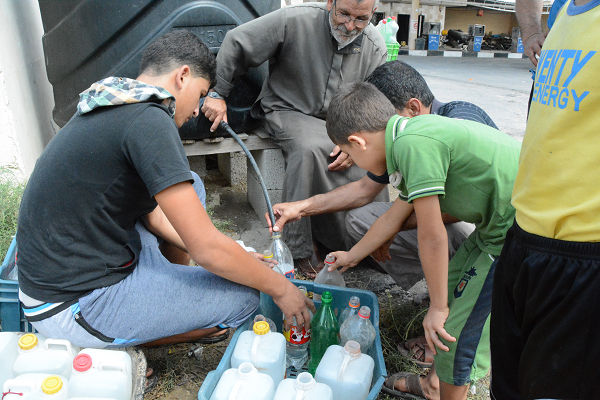 飲料水は民間の業者が地下水を濾過して販売・供給している。＝ガザ中南部　写真：筆者＝