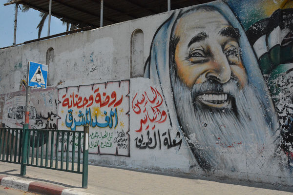 壁画はハマス創始者のアフマド・ヤシン師。2004年、イスラエルにより暗殺された。＝ガザ市　写真：筆者＝