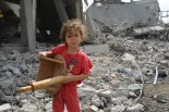 廃墟から復活した村は再び破壊された。女の子が持っているのは、パンを延ばす棒と台。=18日、アブドラッポ村　写真：筆者=