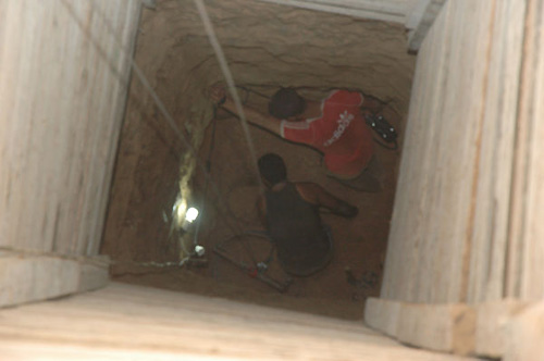 『ビフォー』2009年2月。トンネルは深さ20ｍの地点からは横に掘られていて、短いもので200ｍ、長いもので800ｍあった。＝ラファ・エジプト国境　写真：筆者＝