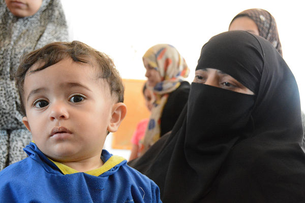 家を破壊されたのだろうか。母と子の目は不安におびえていた。＝UNRWA避難所・ガザ市内　　　 写真：筆者＝