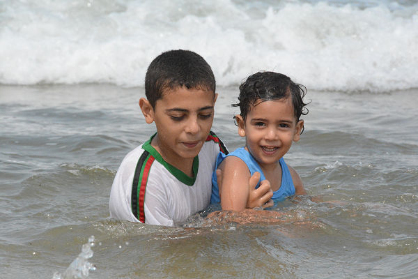 海水浴を楽しむ兄弟。この砂浜では3週間前、サッカーに興じていた4人の子供が、無人攻撃機に爆撃され命を落としている。＝5日、ガザ市海岸　写真：筆者＝