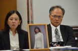 美菜さんの遺影と共に報告集会に臨む両親。＝22日、日本弁護士会館　写真：筆者＝