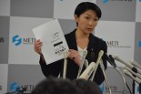 「私自身が分からないことが多すぎる」と話す小渕氏。資料を見せながらの説明も たどたどし かった。=20日午前9時50分頃、経産省　写真：筆者=