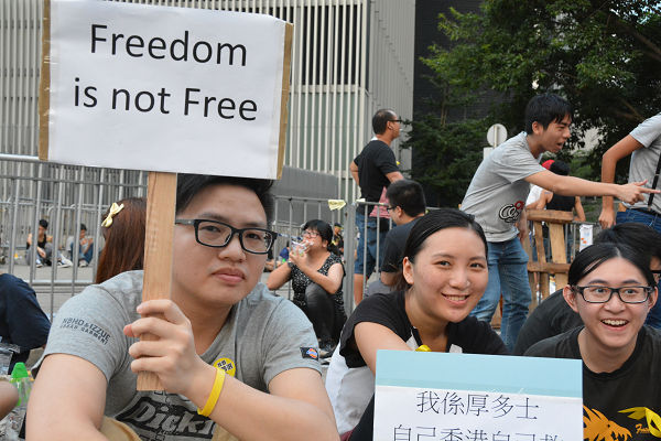 休日や夕方は多くの労働者が占拠に加わる。香港の自由を守るのに真剣だ。＝政府庁舎前　写真：筆者＝