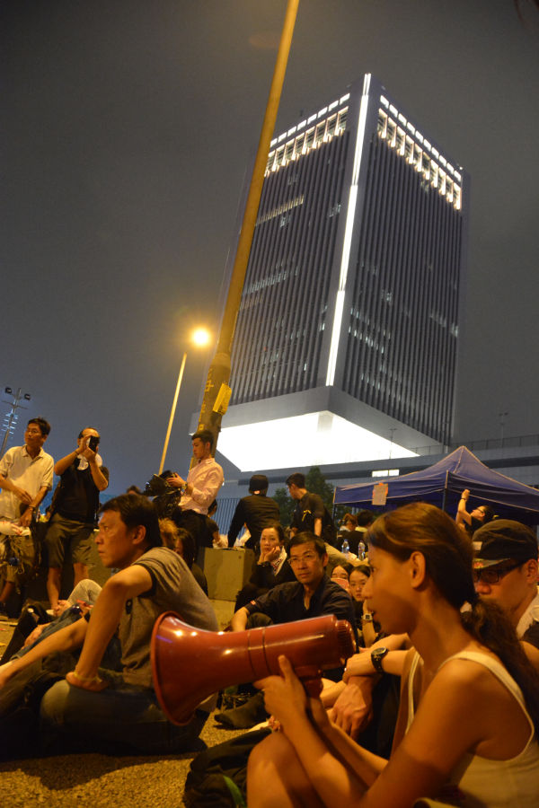 ライトアップされた中国人民解放軍・駐香港基地。夜になってもデモ参加者たちを見下ろしながら監視しているのだろうか。=30日夜、金鐘（アドミラルティ）　写真：筆者=