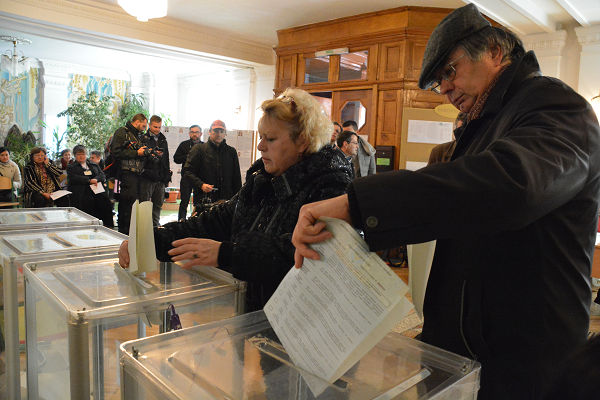 投票用紙には立候補者と政党名がすべて書かれていて、有権者は意中の候補と政党に印をつける。そのため投票用紙は大きい。=26日、キエフ市内　写真：筆者=
