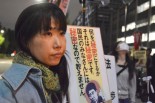 1年以上に渡って秘密保護法に反対してきた女性は、悲しそうな目をしていた。＝9日夜、首相官邸前　写真：筆者＝