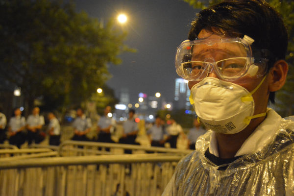 デモ参加者は警察の催涙ガスとペッパースプレーに備えてマスクとゴーグルを装着した。＝2日夜、政府庁舎前　写真：筆者＝