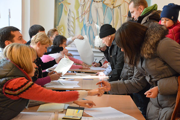 有権者が次々と投票に訪れた。選管は訪れた人が選挙人名簿に掲載されているか確認して投票用紙を渡していた。=26日、キエフ市内　写真：筆者=