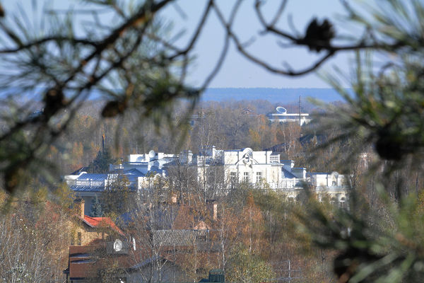 ポロシェンコ大統領の“ホワイトハウス”。高い壁に囲まれていたため、高台の木に登り撮影した。=25日、キエフ郊外　写真：筆者=