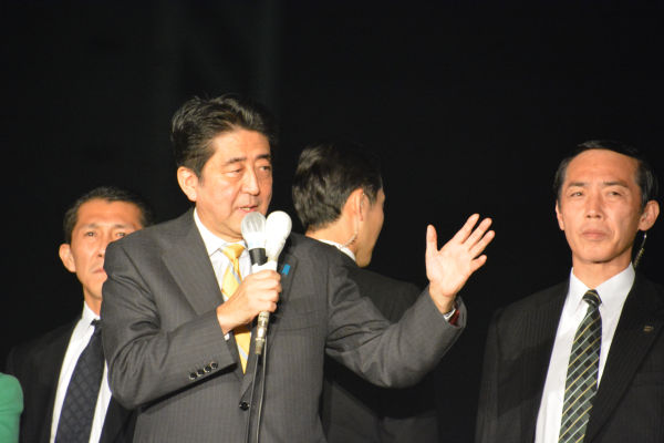 安倍首相は身振り手振りをまじえ、日本の新聞・テレビでだけ通用するアベノミクスの効果を強調した。＝28日夕、新宿西口　写真：筆者＝