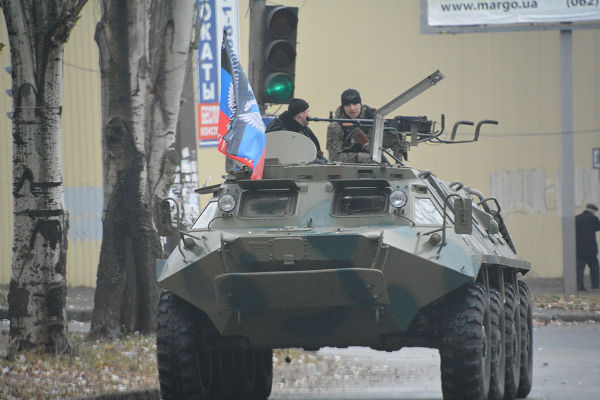 州都の要所には親露勢力の戦車が配置されていた。旗は自称「ドネツク共和国」国旗。＝7日、ドネツク市内　写真：筆者＝