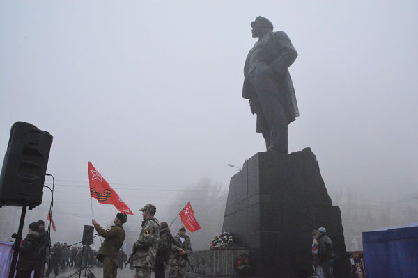 巨大レーニン像の前に集って赤旗を振り、ソ連を懐かしむ人々。西側から来た筆者には別世界に思えた。＝7日、ドネツク市　写真：筆者＝