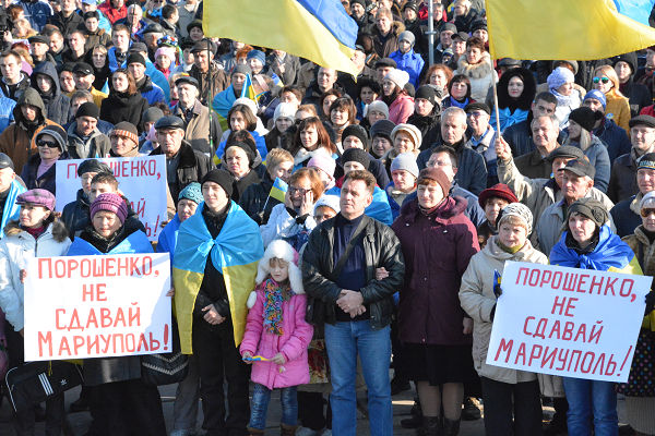 「ポロシェンコ大統領はマリウポリをあきらめるな」。人々はプラカードを手に集まった。＝9日、自由広場（旧レーニン広場）　写真：筆者＝