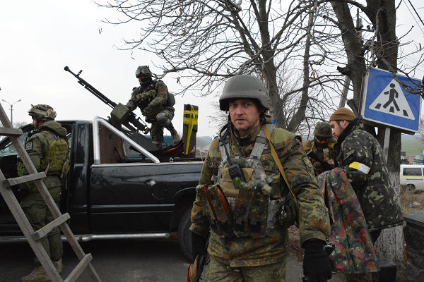 ウクライナ軍部隊。戦車数両と機関砲を積んだピックアップトラック（後方）を備えていた。＝1日、ボルノボハ村・前線基地　写真：筆者＝
