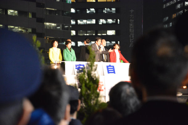 東京選出の前衆院議員の再選もかかる。野党共闘しだいで議席を減らす可能性もある。＝28日夕、新宿西口　写真：筆者＝