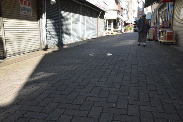松島候補の地元の商店街はシャッター通りと化していた。＝3日昼、墨田区　写真：筆者＝
