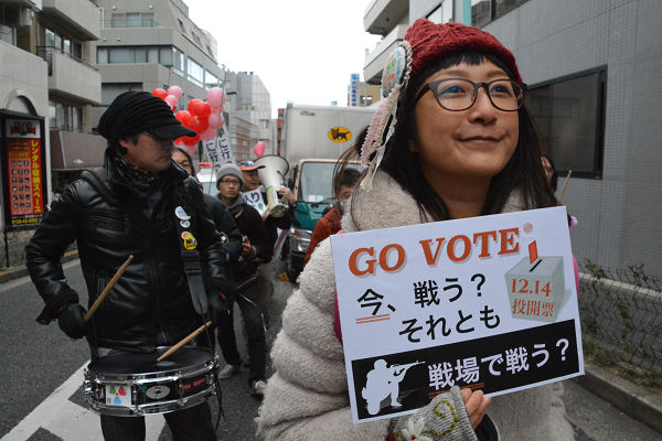 「集団的自衛権」も選挙の大きなテーマだ。「投票に行こう」と呼びかけるデモで。（主催：LOVEデモ）。＝6日、渋谷　写真：筆者＝