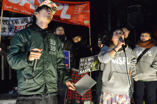 若者たちはラップに乗って抗議のメッセージを官邸に叩きつけた。＝10日夜、永田町　写真：筆者＝