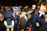 特定秘密保護法の強行採決に抗議する市民。成り立ちからして問題だらけの法律だった。＝2013年12月、国会議事堂前　写真：筆者＝