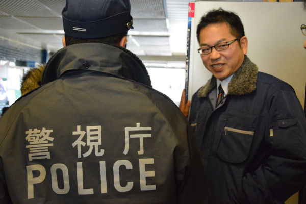 警察に付き添われた吉武公園課長は不敵な笑みを浮かべながら応対した。＝5日、渋谷区役所　写真：筆者＝