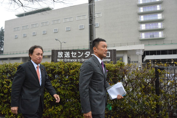NHKに乗り込む山本代表（右）と玉城幹事長。＝5日午後、渋谷区　写真：筆者＝