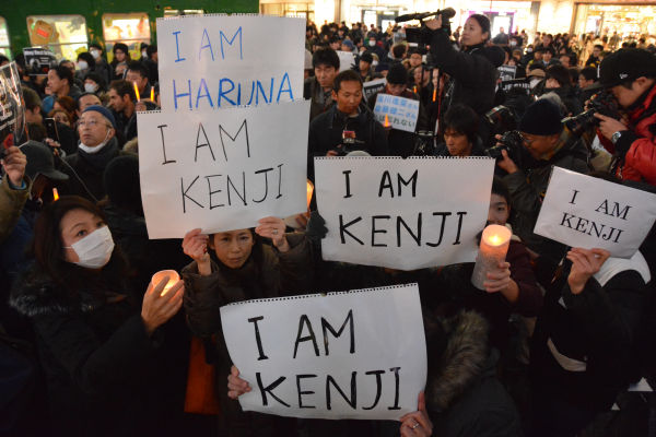 「I am Kenji」「I am Haruna」。二人の霊が迫って来るようだった。＝8日夕、渋谷　写真：筆者＝